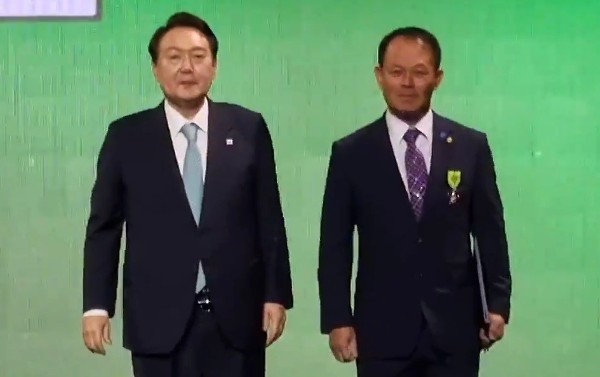 이천시새마을남·녀협의회 김종근 회장이 대한민국 새마을포장(褒章)을 수상했다.