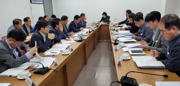 김경희 시장이 비상재정대책회의를 주재하고 있다.